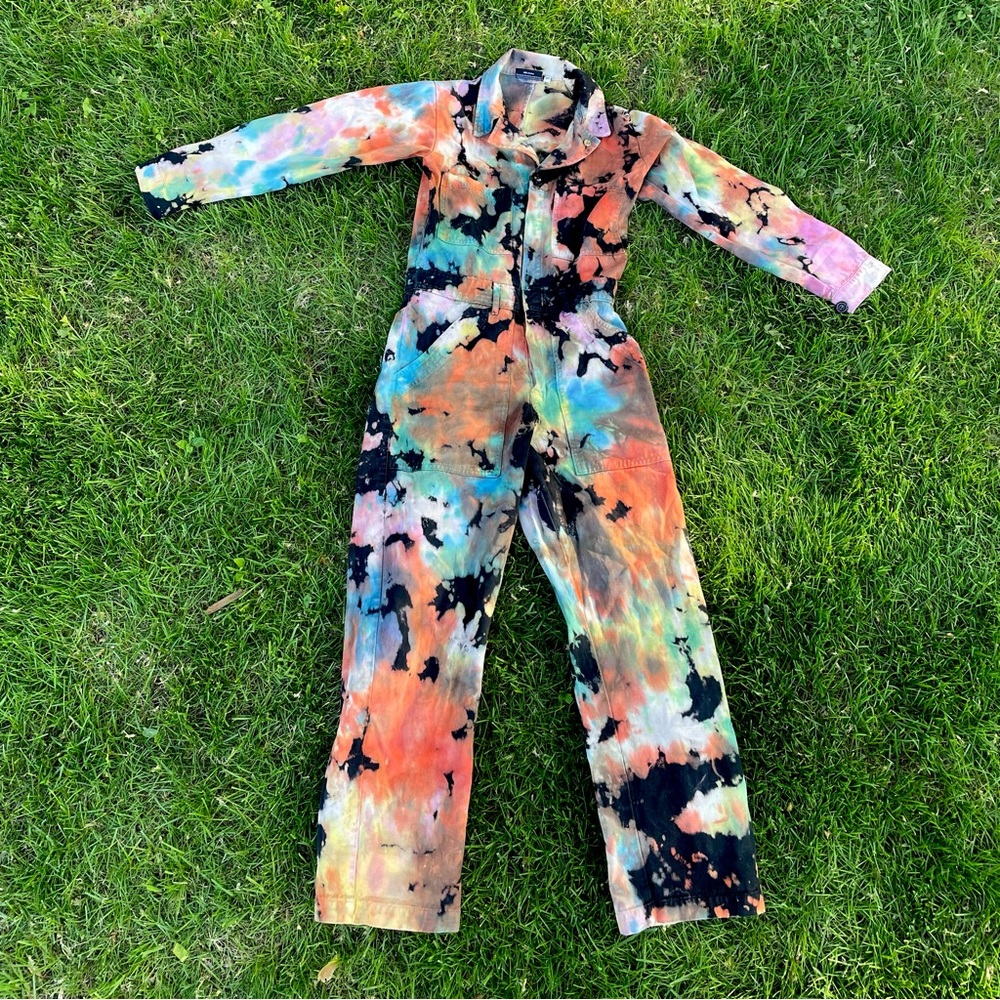 XS BIG BUD PRESS LONG SLEEVE JUMPSUIT
RAINBOW MAGIC WATERS TIE DYE PATTERN